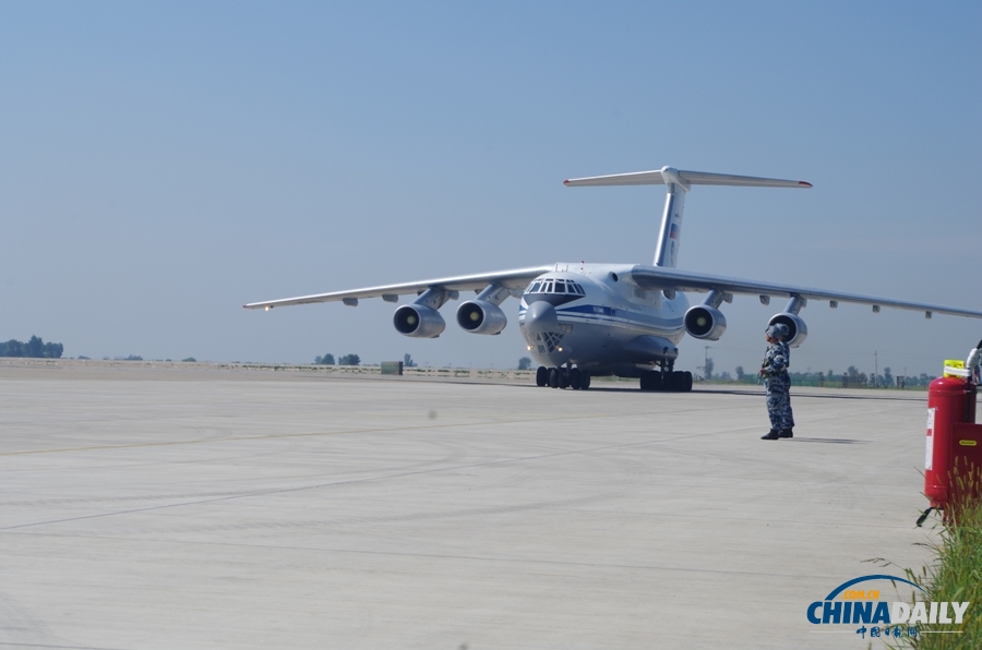 和平使命-2014联合反恐军演俄方空军抵达受热情接待