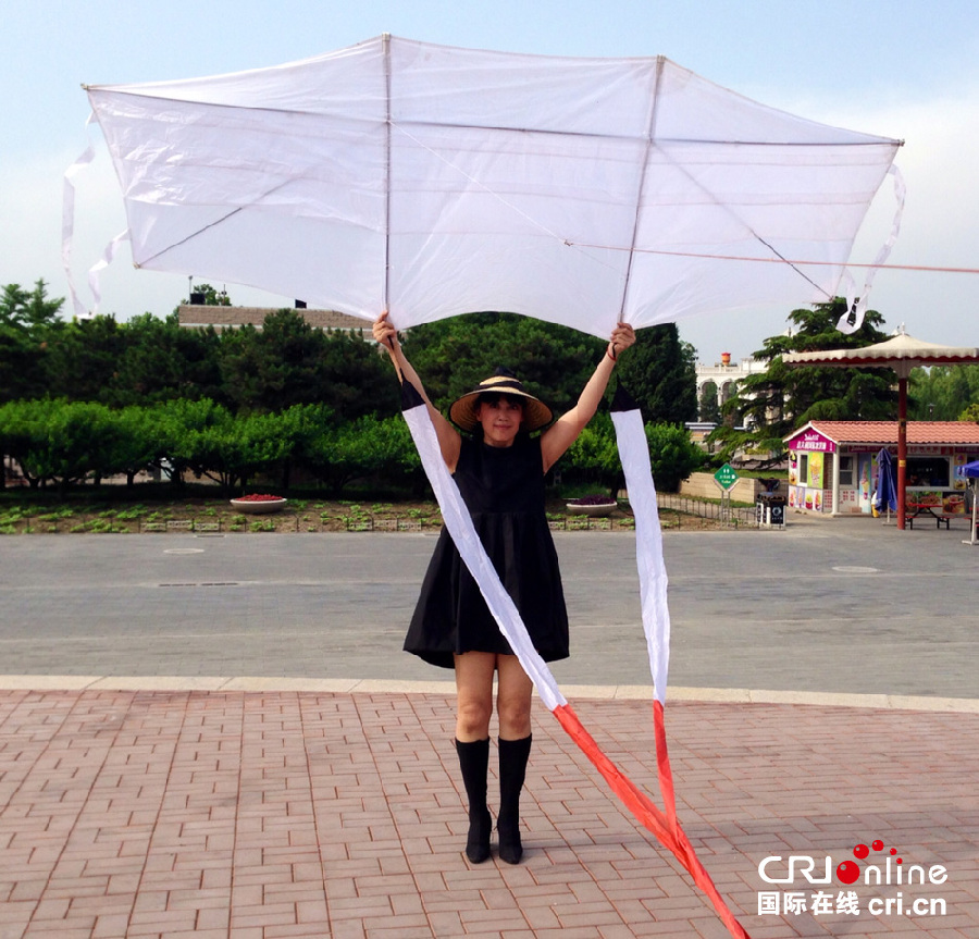巨型口罩风筝亮相北京 呼吁关注环保(高清组图)