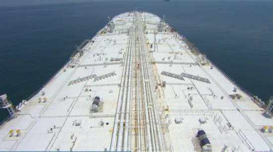 外媒:中国储油设施全满 租超级油轮停马六甲海峡