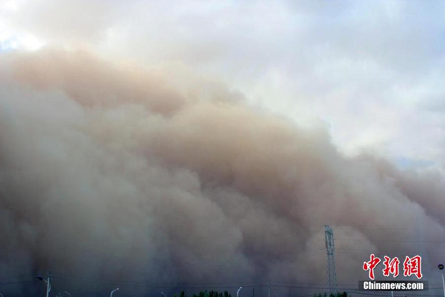 新疆和田地区遭遇特大沙尘暴袭击 能见度不足十米