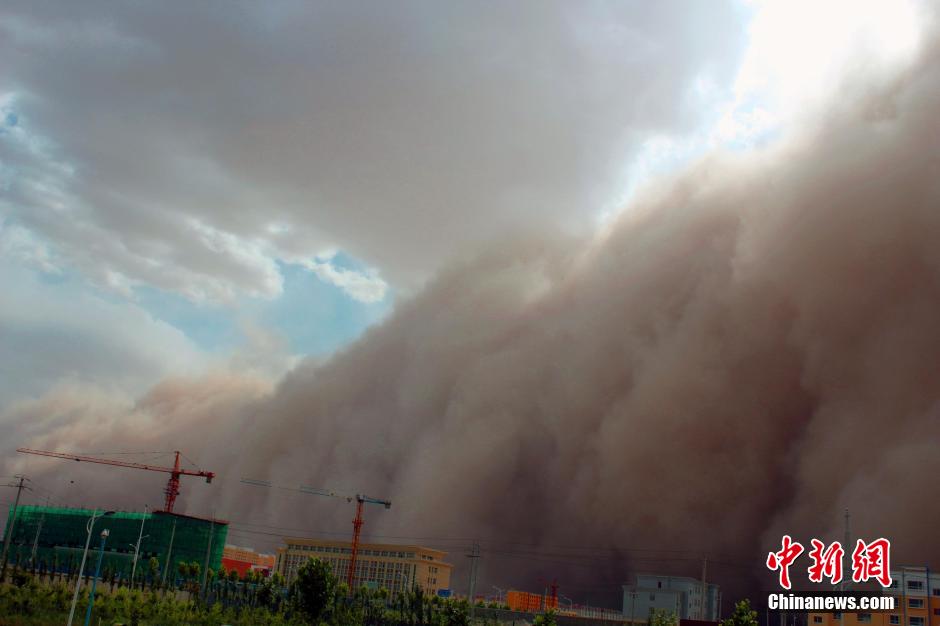 新疆和田地区遭遇特大沙尘暴袭击 能见度不足十米