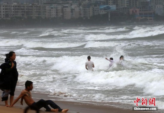 台风“鲸鱼”三亚掀大浪 游客冒险戏水
