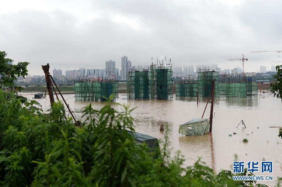 江西南昌遭暴雨袭击 部分地区积水严重