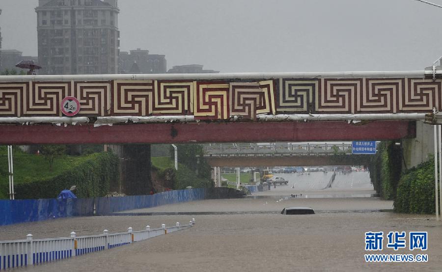 江西南昌遭暴雨袭击 部分地区积水严重