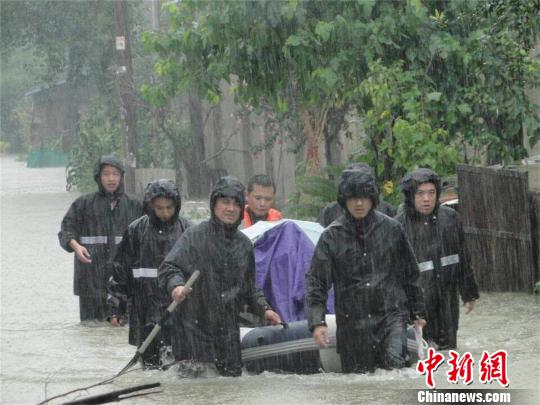 江苏常州遭200年一遇暴雨侵袭 直击公安救灾现场