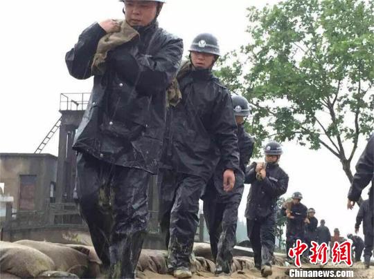 江苏常州遭200年一遇暴雨侵袭 直击公安救灾现场