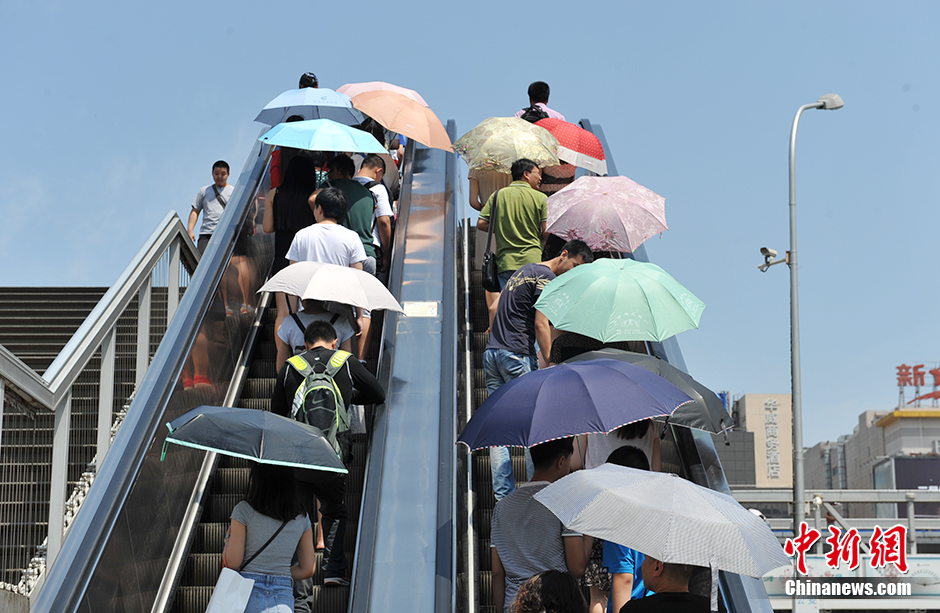 中国多地高温 民众避暑秀良方