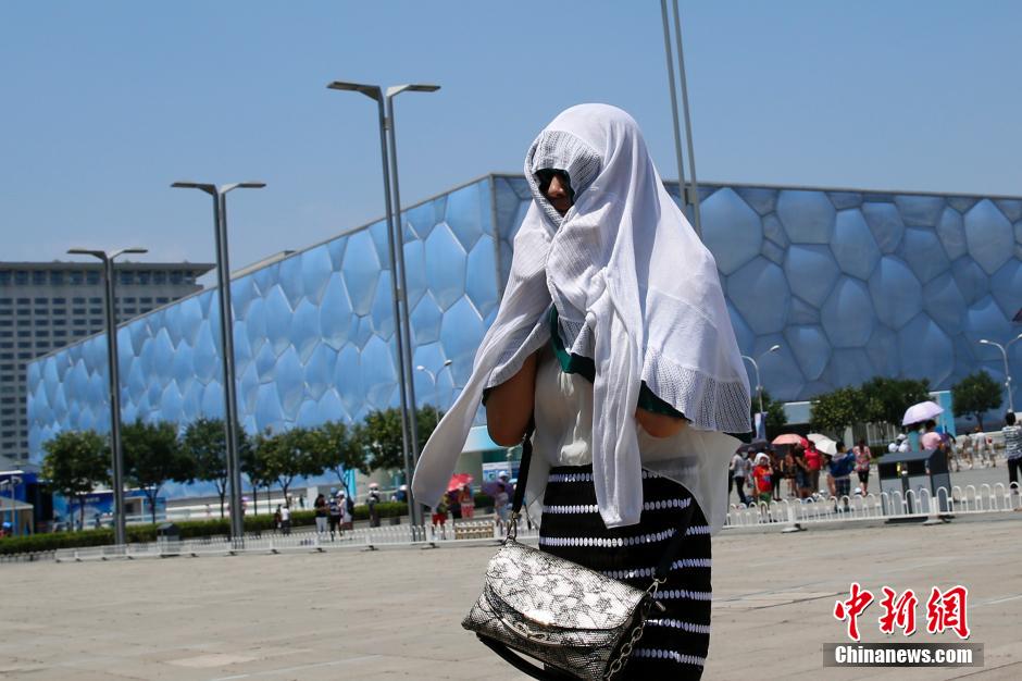中国多地高温 民众避暑秀良方
