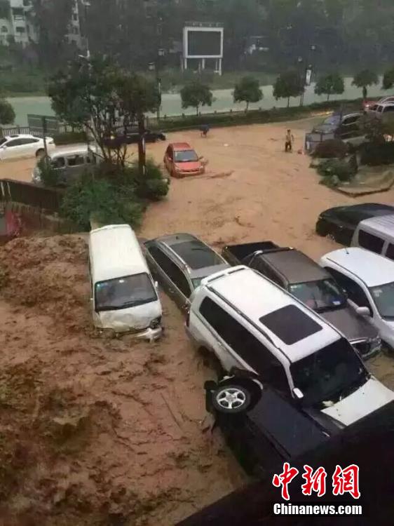 重庆巫溪暴雨引发山洪 多辆汽车被冲走