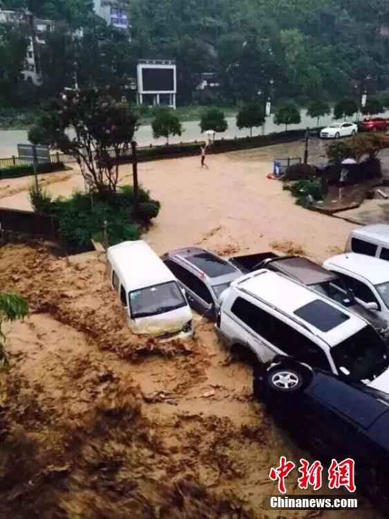 重庆巫溪暴雨引发山洪 多辆汽车被冲走