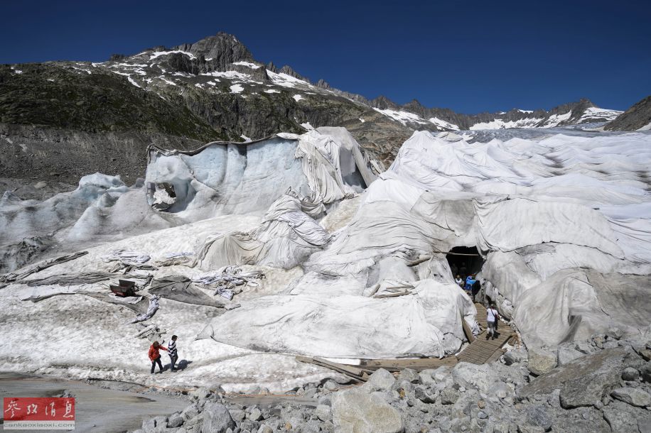瑞士为冰川披隔热罩 以防止其消融