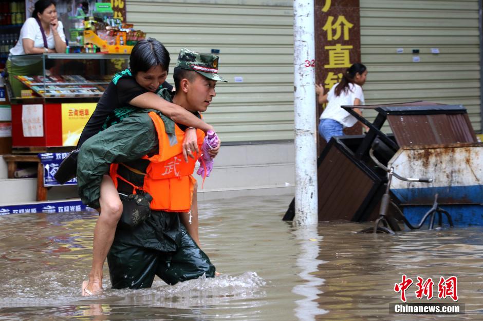 云南西双版纳发生特大暴雨 武警官兵转移被困民众