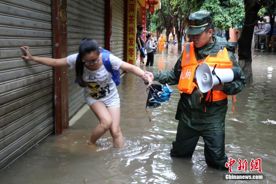 云南西双版纳发生特大暴雨 武警官兵转移被困民众