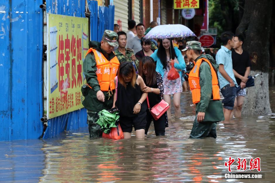 云南西双版纳发生特大暴雨 武警官兵转移被困民众