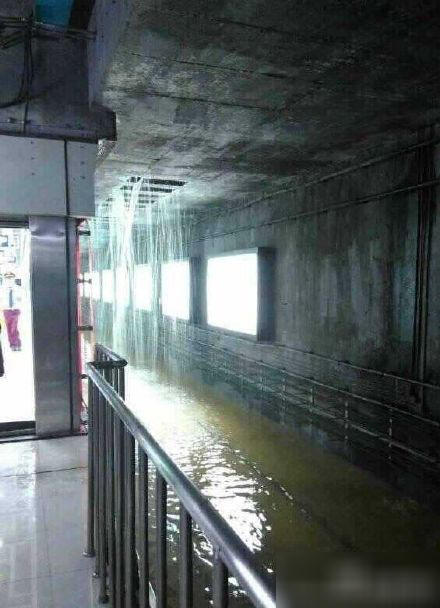 暴雨突袭武汉 地铁现“龙吐水”公交车变“船”