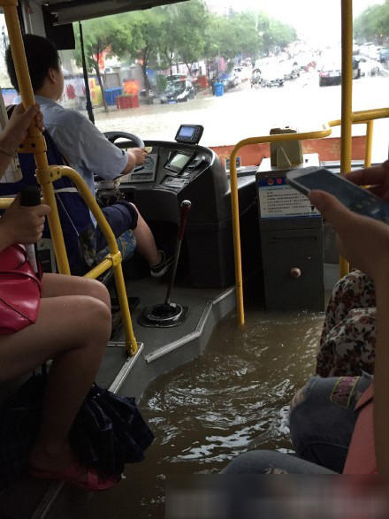 暴雨突袭武汉 地铁现“龙吐水”公交车变“船”