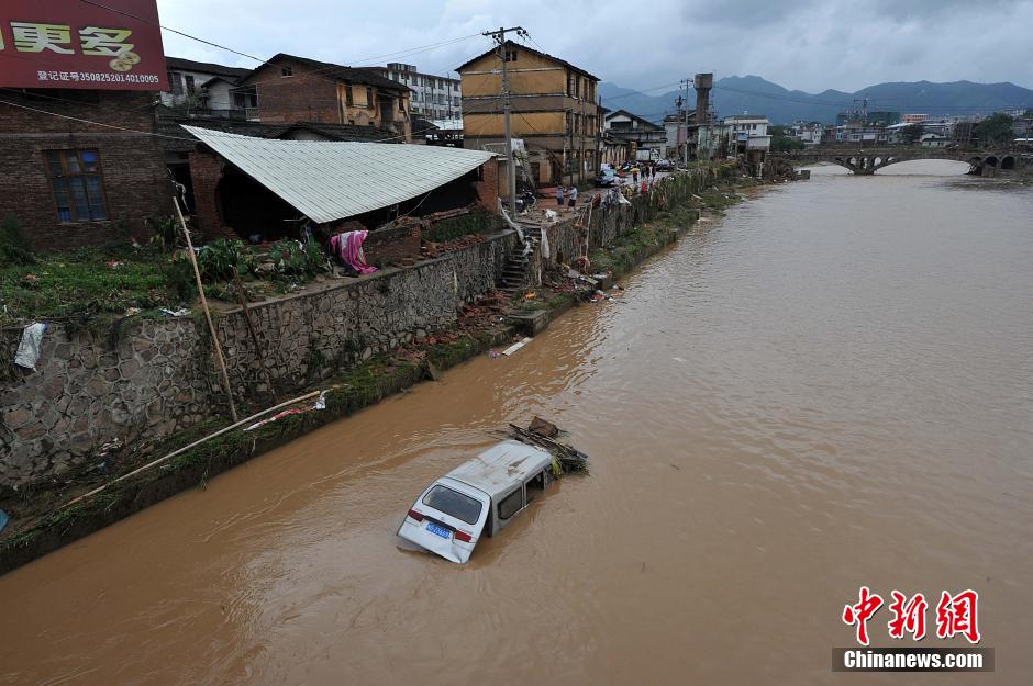 强降雨袭击福建连城 汽车被冲入河中