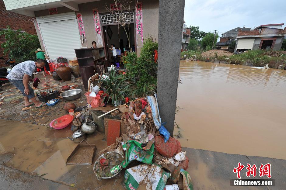 强降雨袭击福建连城 汽车被冲入河中