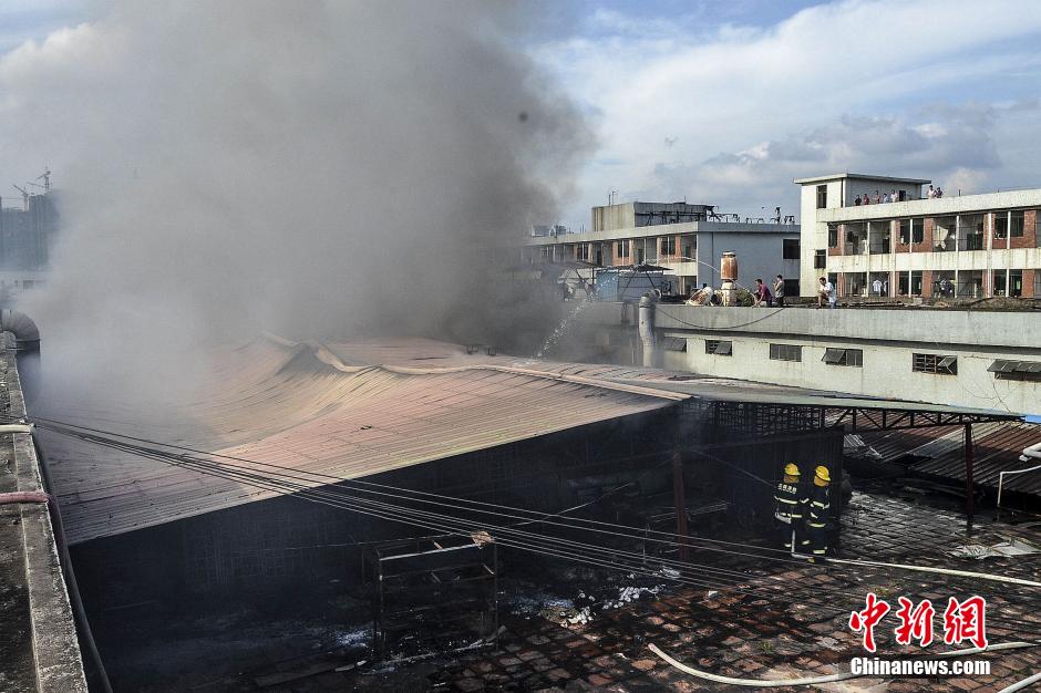 广东深圳一塑胶厂发生火灾 浓烟滚滚