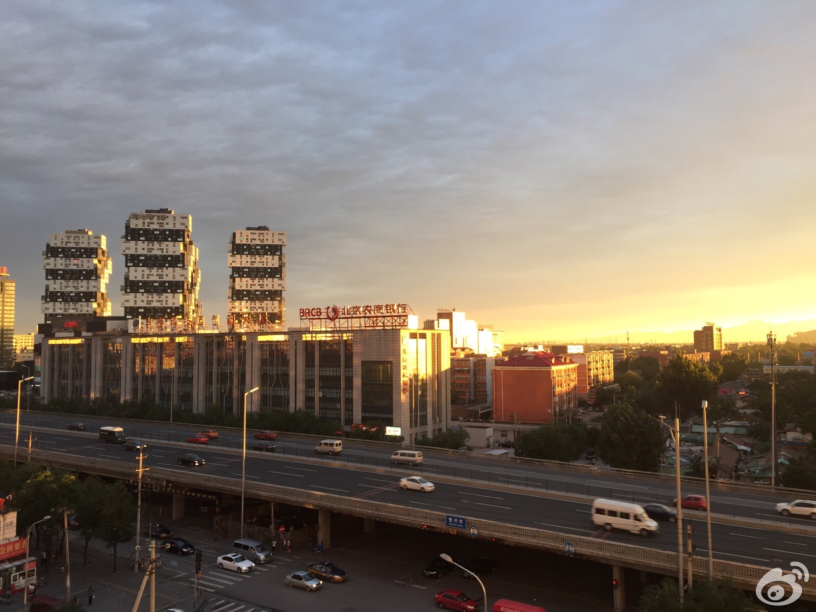 北京雨后现彩虹晚霞 市民齐秀美景