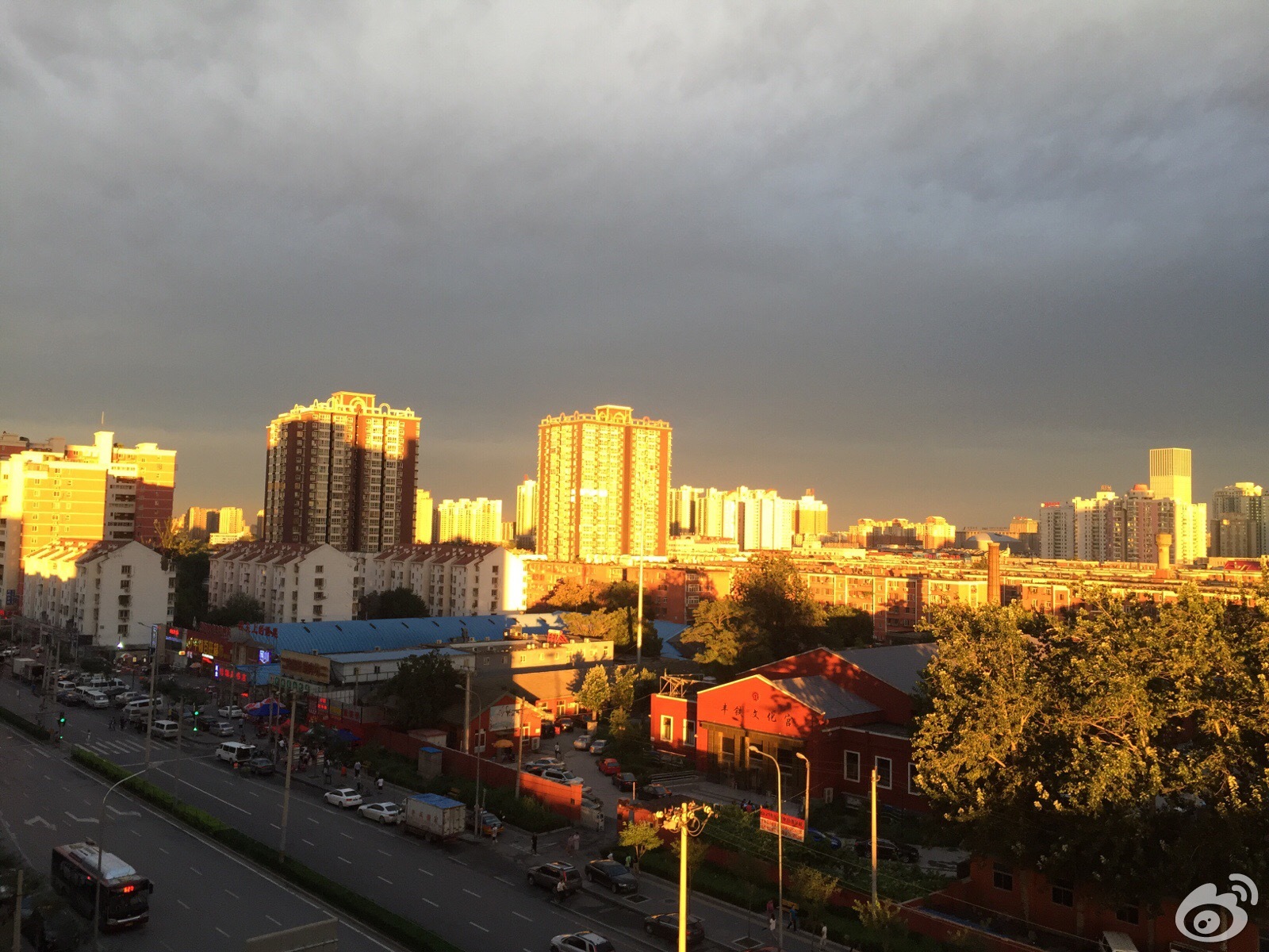 北京雨后现彩虹晚霞 市民齐秀美景