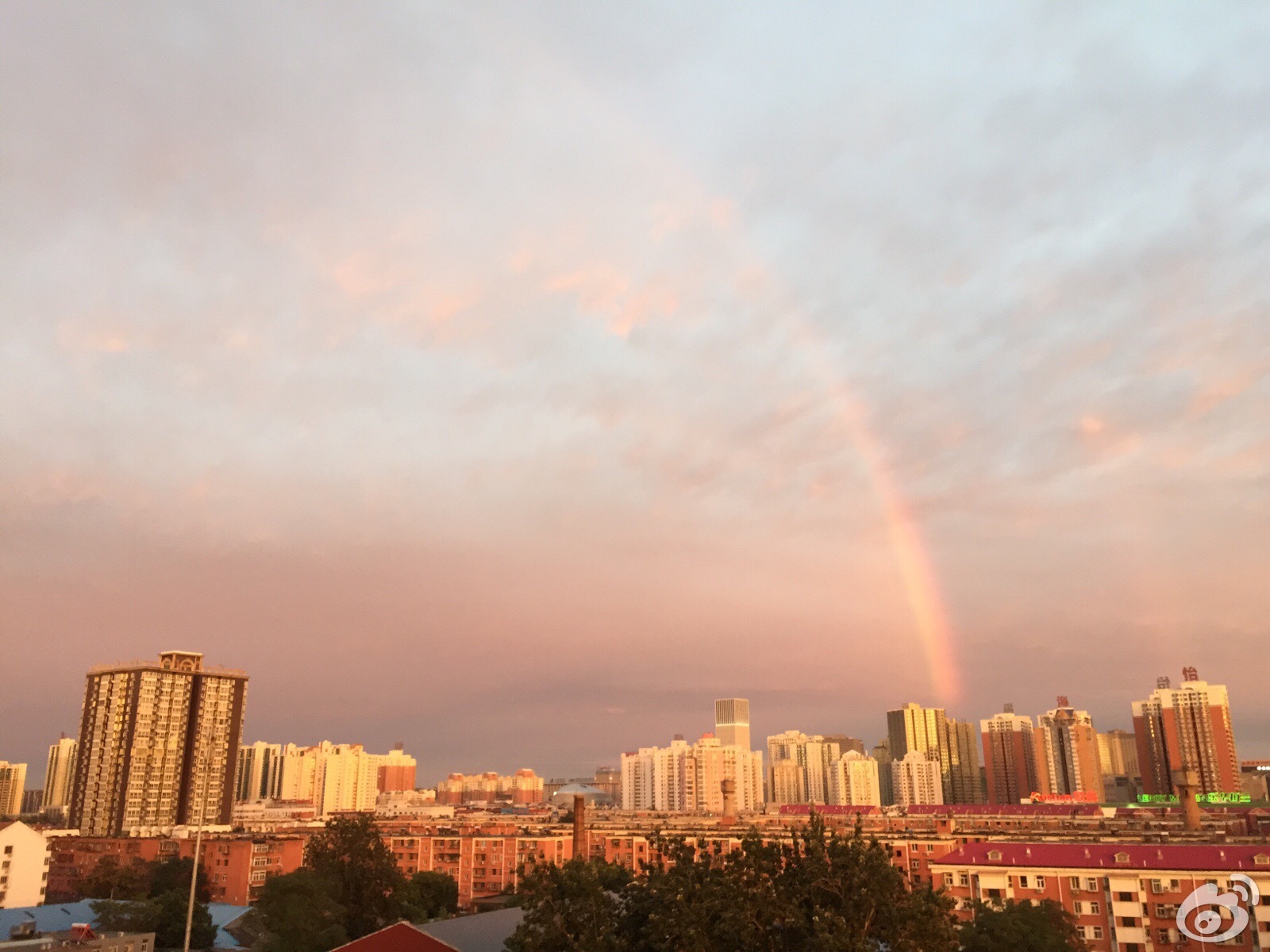 北京雨后现彩虹晚霞 市民齐秀美景