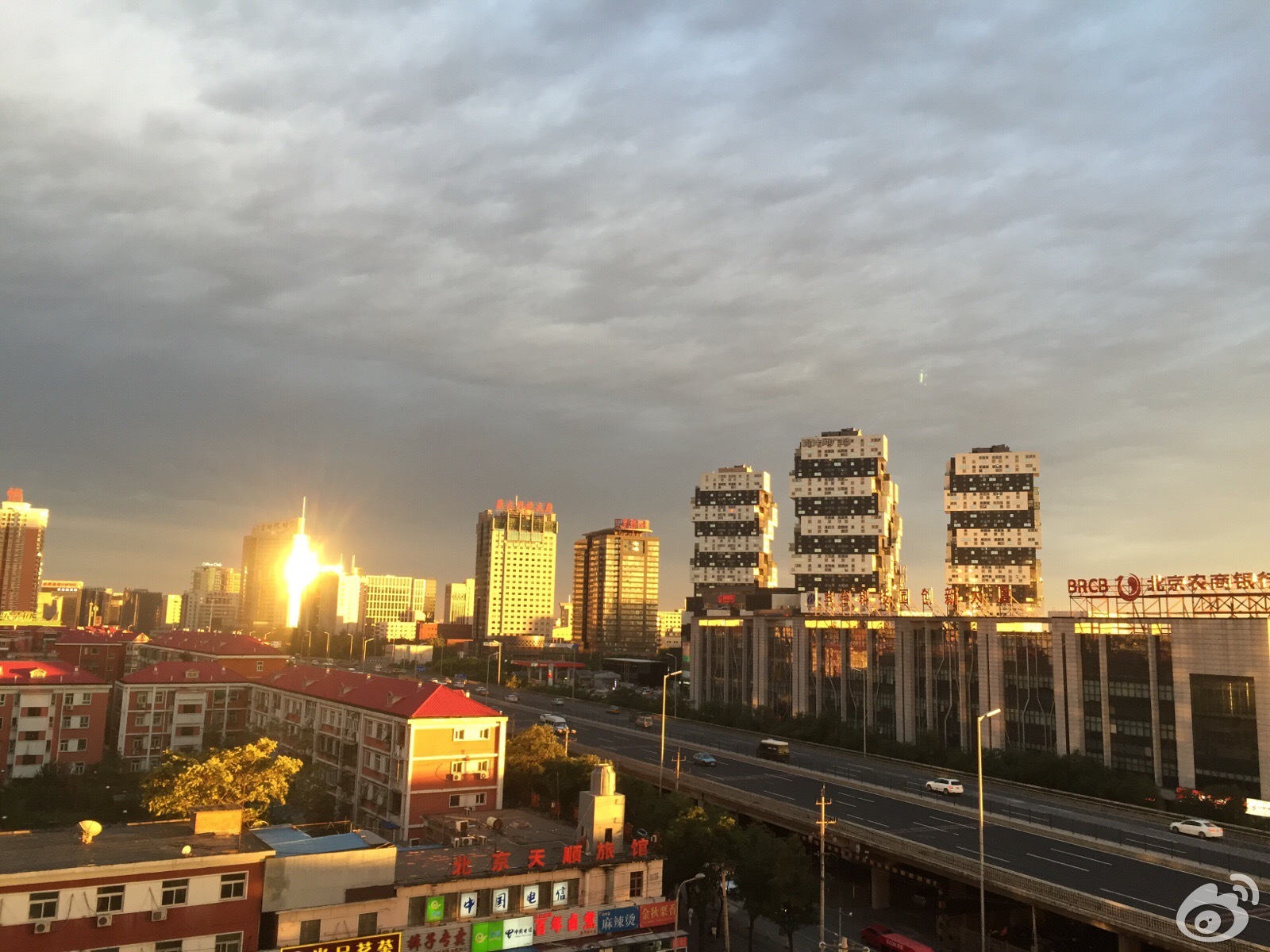 北京雨后现彩虹晚霞 市民齐秀美景