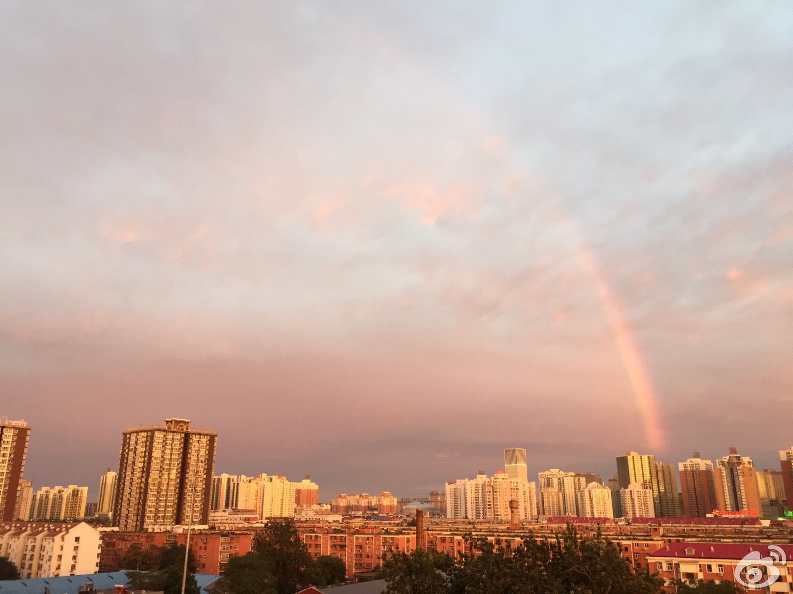 北京雨后现彩虹晚霞 市民齐秀美景