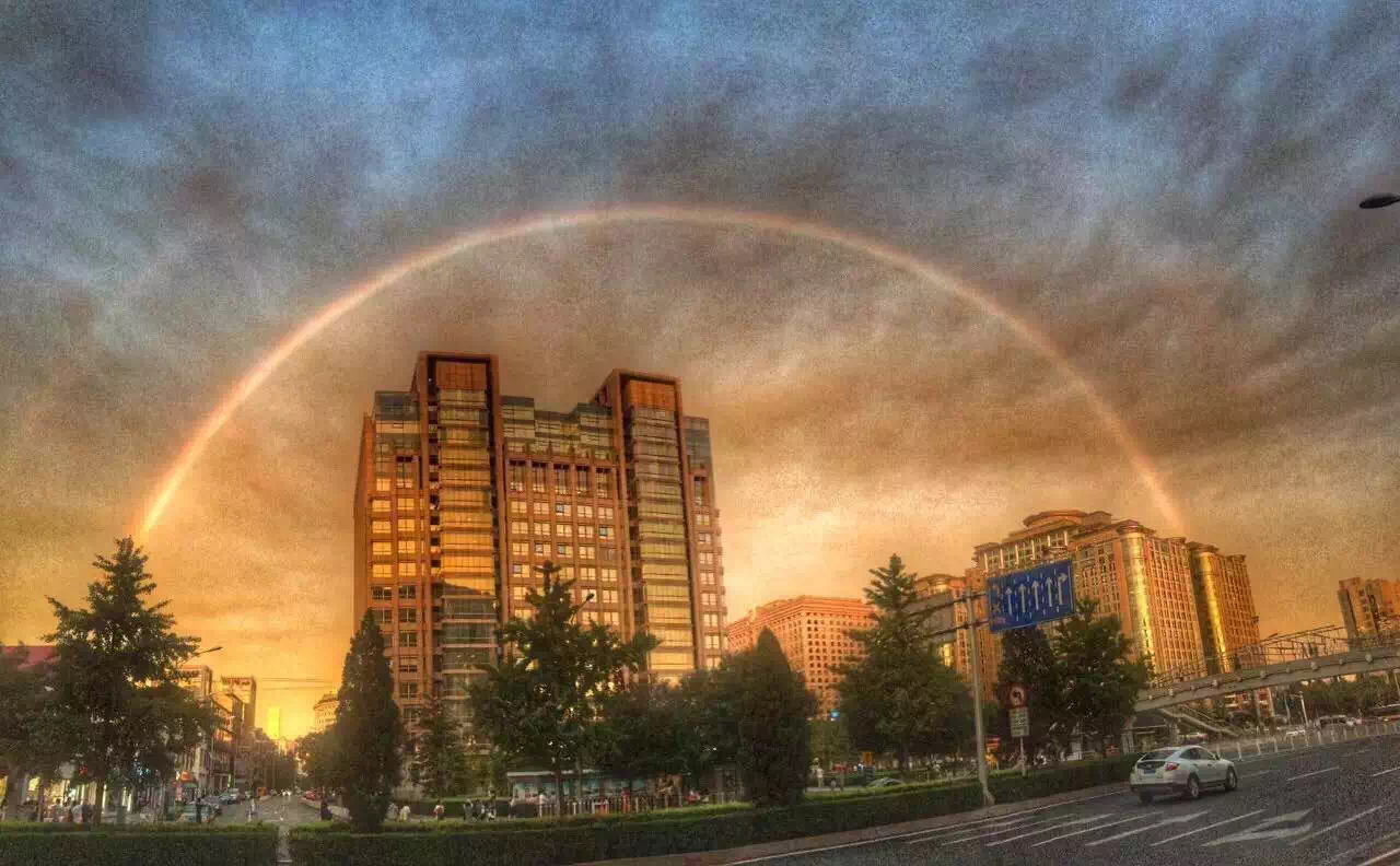 北京雨后现彩虹晚霞 市民齐秀美景