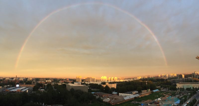 北京雨后现彩虹晚霞 市民齐秀美景