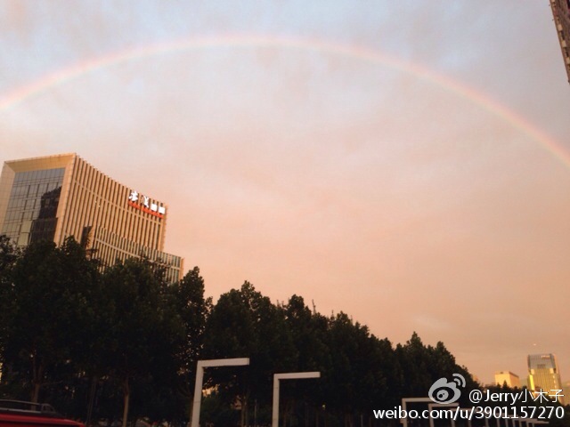 北京雨后现彩虹晚霞 市民齐秀美景