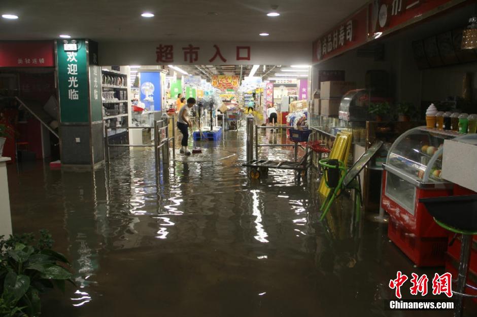 甘肃庆阳突降暴雨多处积水 商场超市变水塘