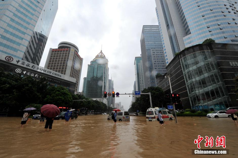 台风“苏迪罗”袭闽 福州水位暴涨城区变泽国