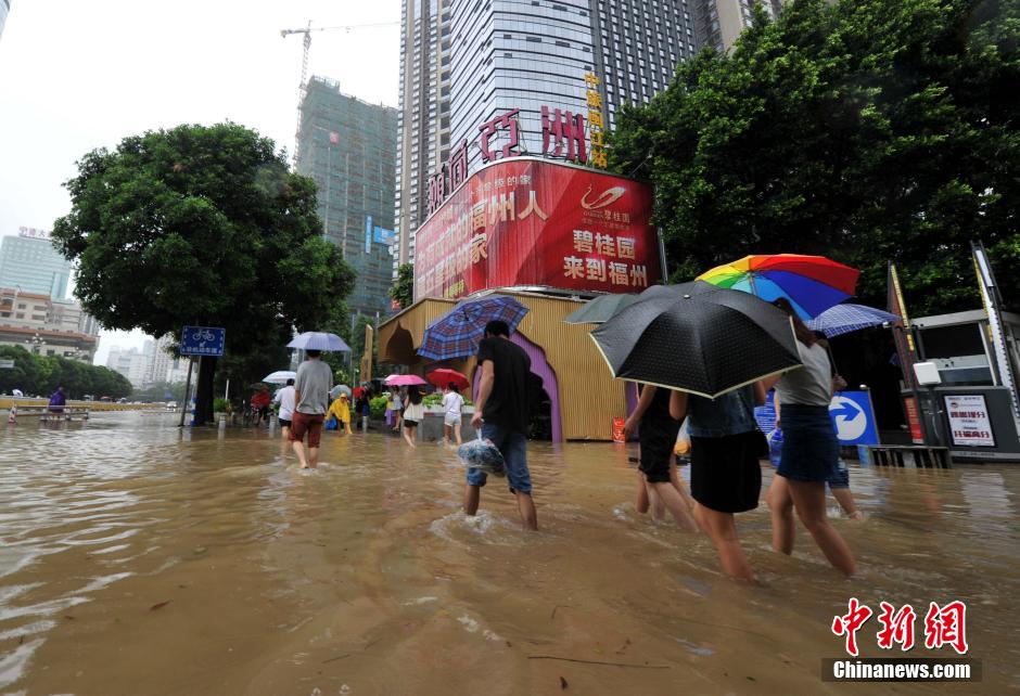 台风“苏迪罗”袭闽 福州水位暴涨城区变泽国