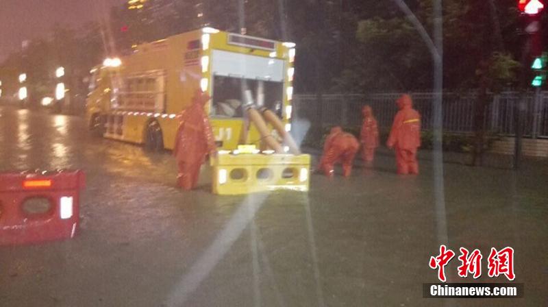 苏北地区发布暴雨红色预警 城市低洼处受淹严重