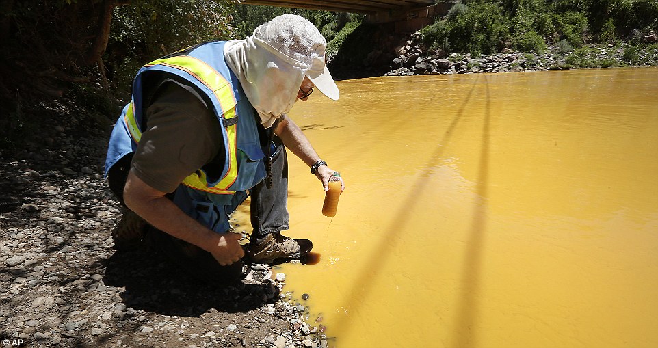 美环保署误排污水 河流被染成橙色