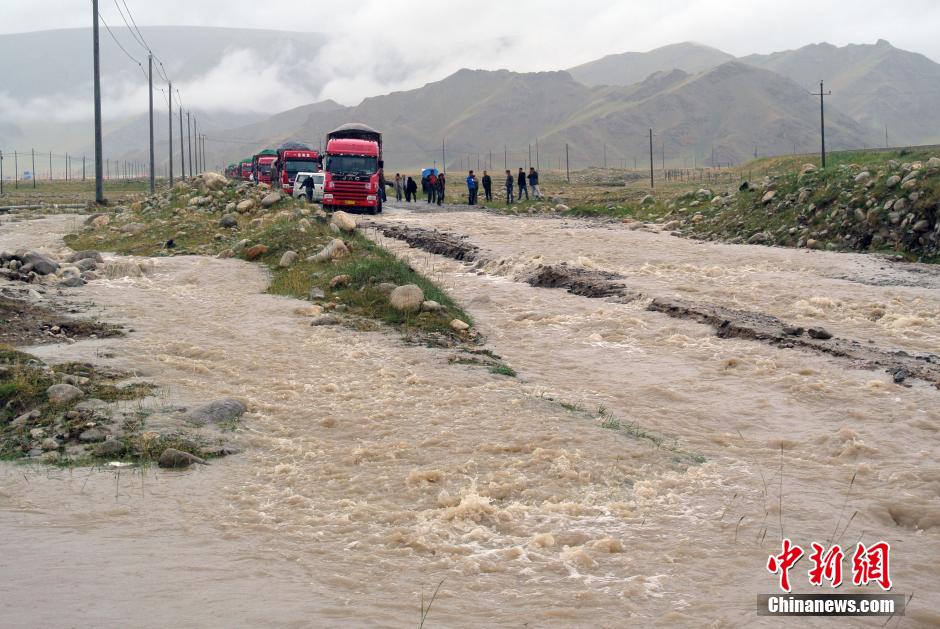 新疆巴仑台山区洪水致国道被毁