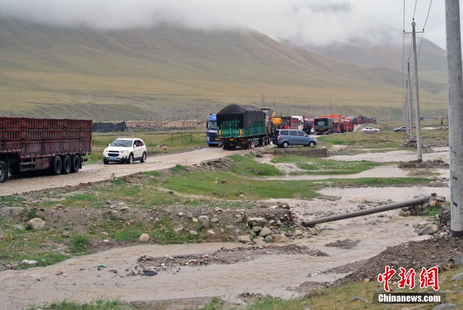 新疆巴仑台山区洪水致国道被毁