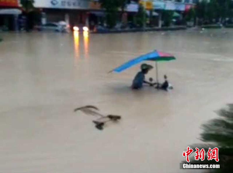 暴雨酿洪水突袭福建 市区多处被淹街道变河道(组图)