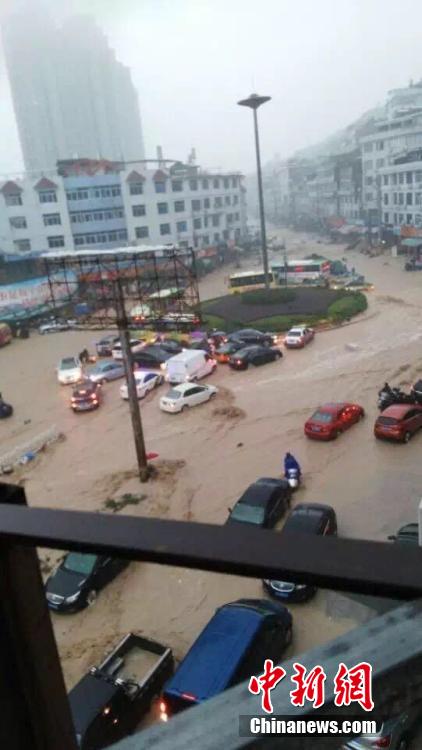 暴雨酿洪水突袭福建 市区多处被淹街道变河道(组图)