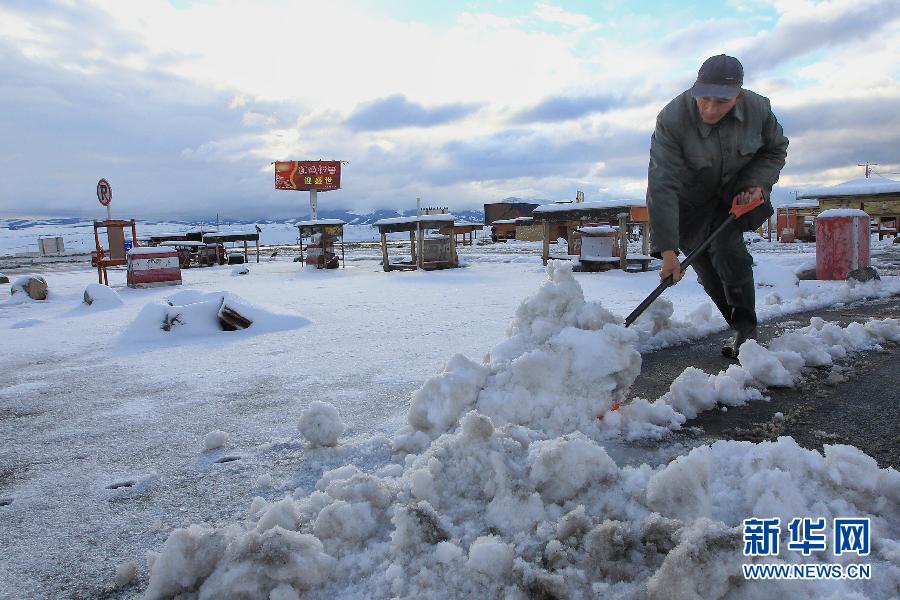 新疆迎来初秋首场降雪 天山披银装