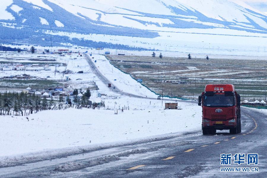 新疆迎来初秋首场降雪 天山披银装