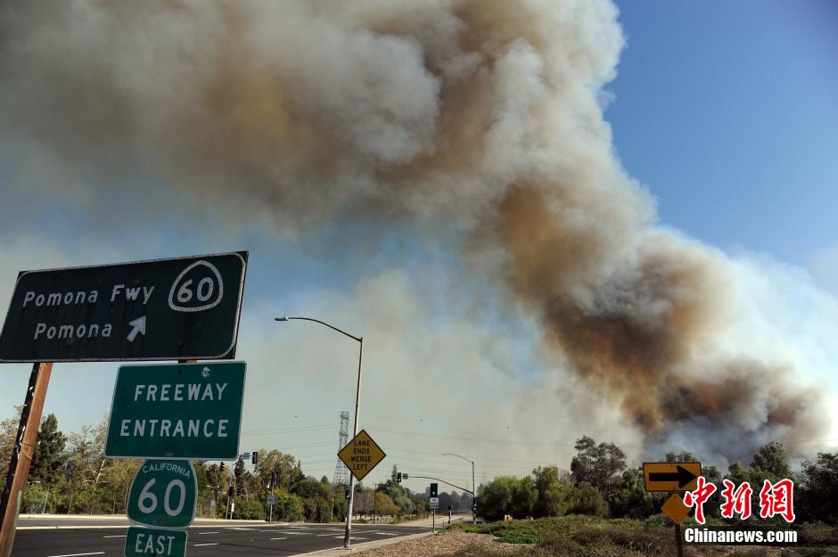 美国南加州高温酷热天气引发多处山林野火