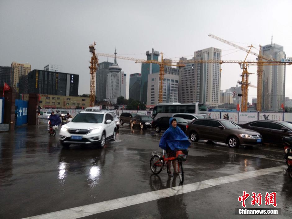 河北石家庄突降暴雨变“水城”