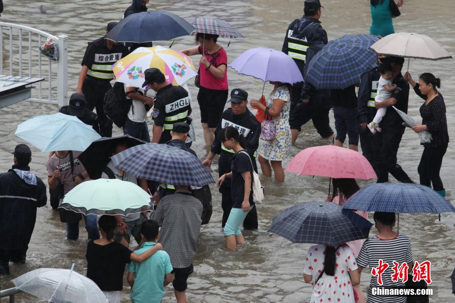 上海遭遇特大暴雨 市民顶“浪”前行