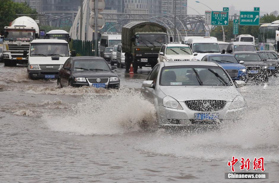 上海遭遇特大暴雨 市民顶“浪”前行