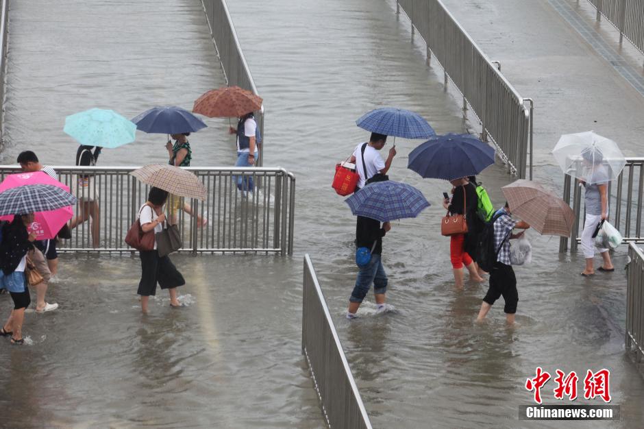 上海遭遇特大暴雨 市民顶“浪”前行