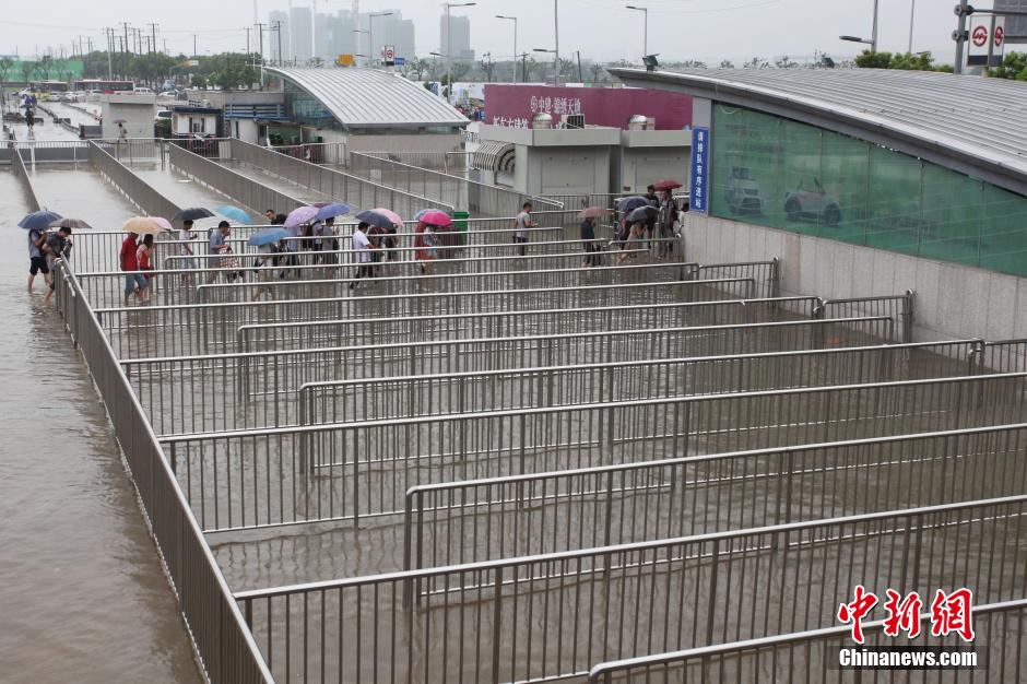 上海遭遇特大暴雨 市民顶“浪”前行