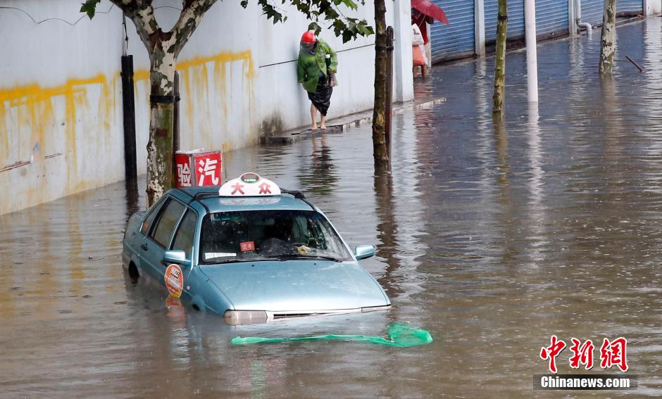 上海遭遇特大暴雨 市民顶“浪”前行