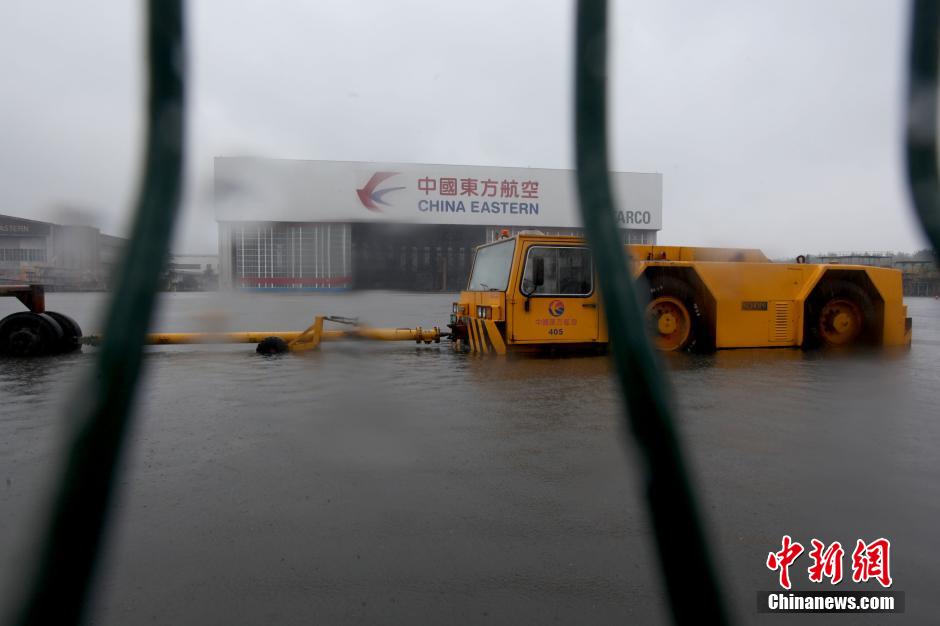 上海遭遇特大暴雨 市民顶“浪”前行